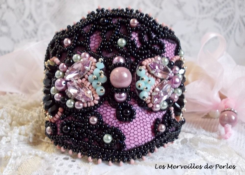 Pulseira de punho de marquesa bordada com cristais Swarovski, renda preta antiga de 1950, pérolas de água doce e pérolas de sementes