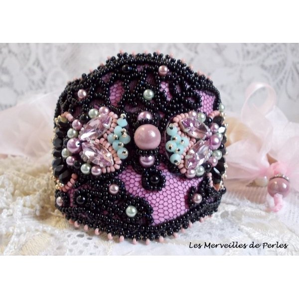 Pulseira de punho de marquesa bordada com cristais Swarovski, renda preta antiga de 1950, pérolas de água doce e pérolas de sementes