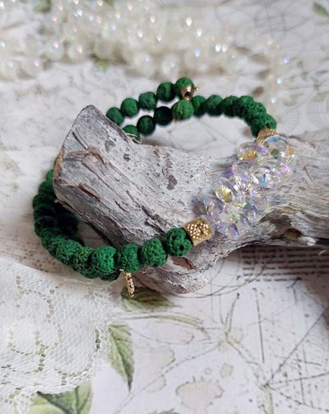 Bracelet Couronne Emeraude avec pierres de lave teint&eacute;e, perles cristal Swarovski et breloque arbre de vie m&eacute;tal