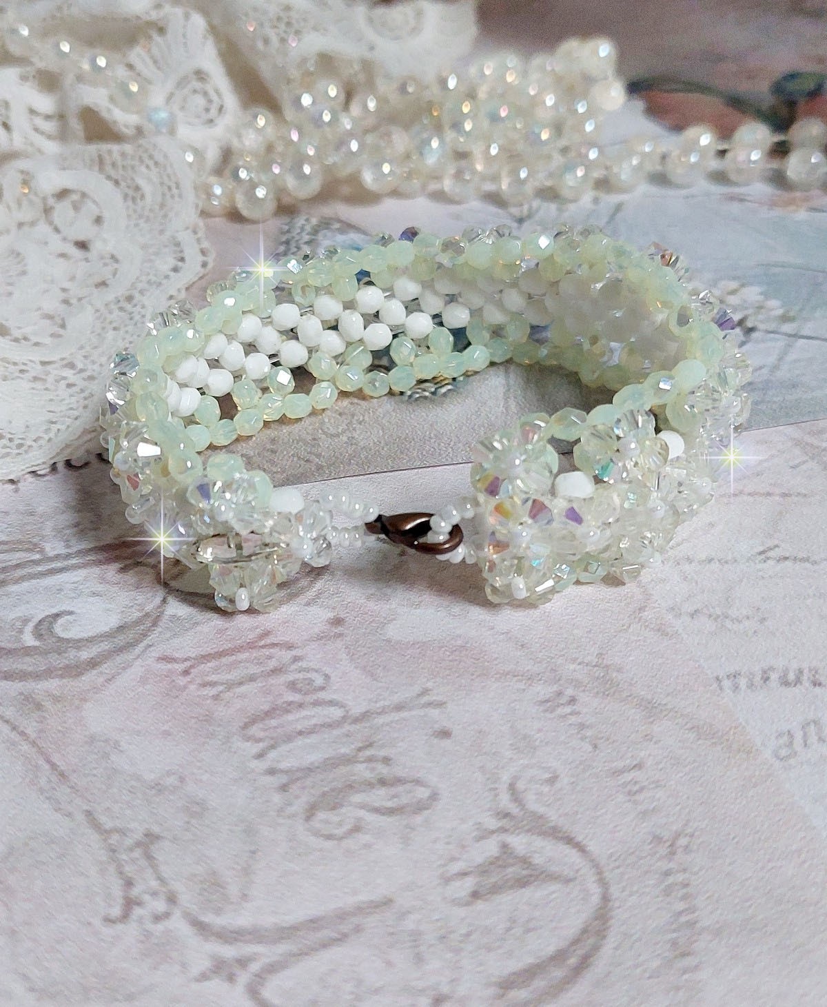 Pulseira de Vénus com giradores de cristal Swarovski e facetas de vidro boémio branco opaco