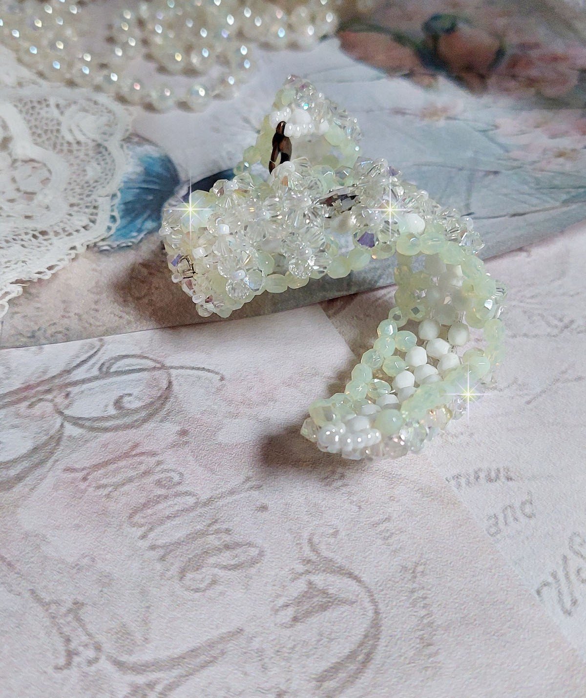 Pulseira de Vénus com giradores de cristal Swarovski e facetas de vidro boémio branco opaco