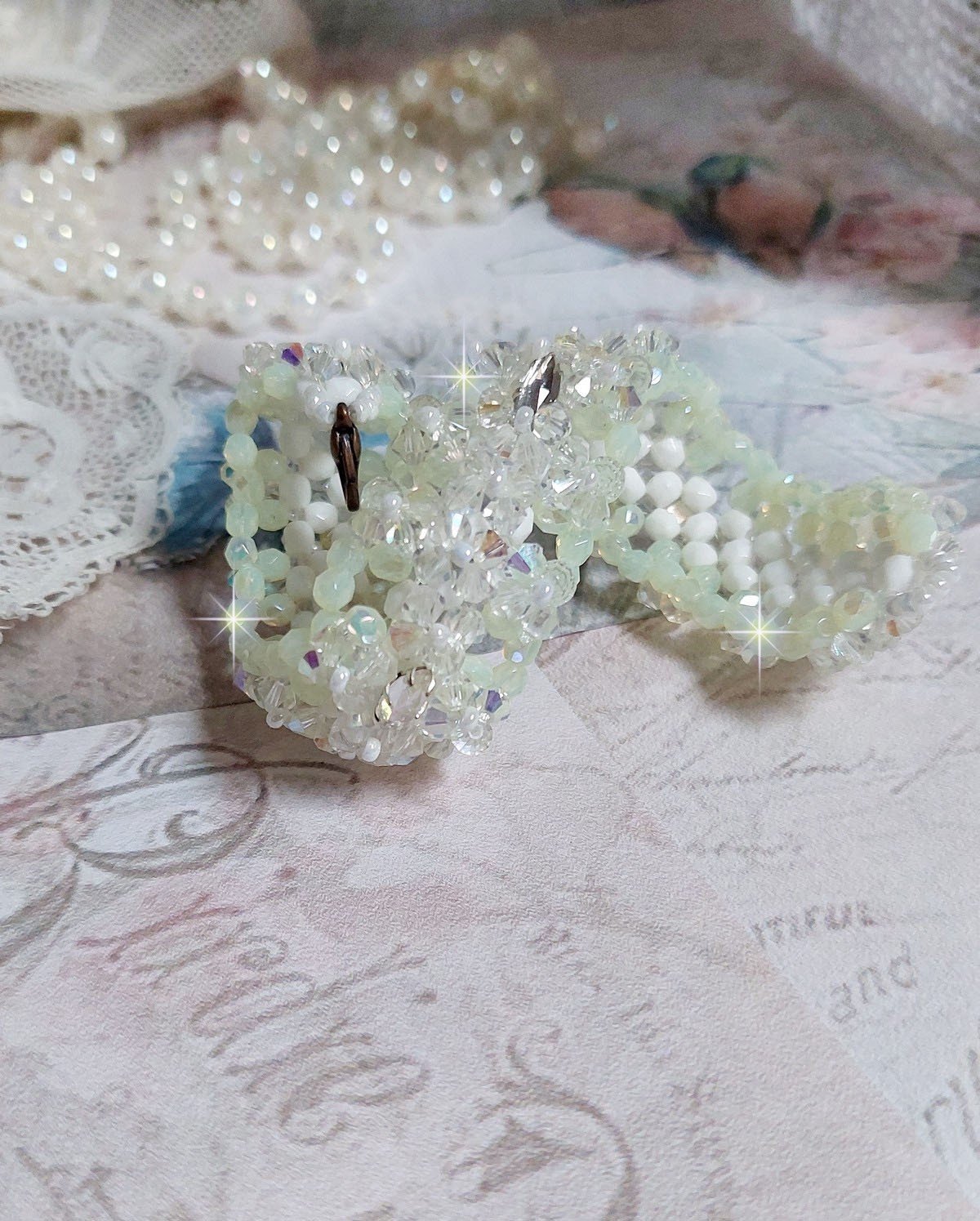 Pulseira de V&eacute;nus com giradores de cristal Swarovski e facetas de vidro bo&eacute;mio branco opaco