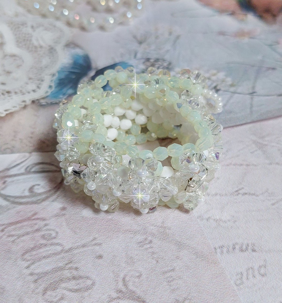 Pulseira de Vénus com giradores de cristal Swarovski e facetas de vidro boémio branco opaco