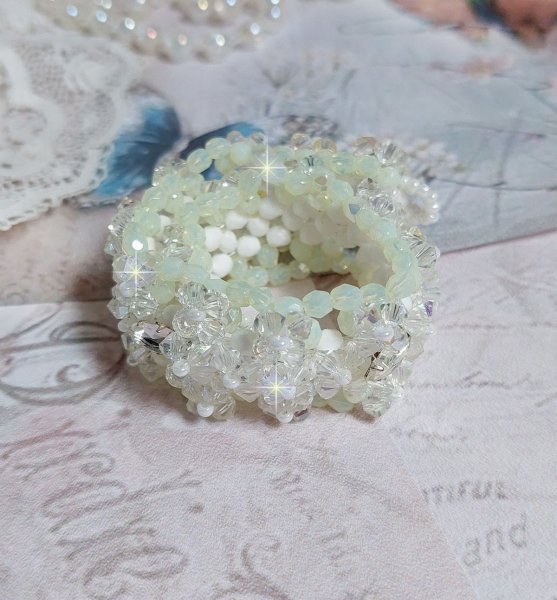 Pulseira de V&eacute;nus com giradores de cristal Swarovski e facetas de vidro bo&eacute;mio branco opaco