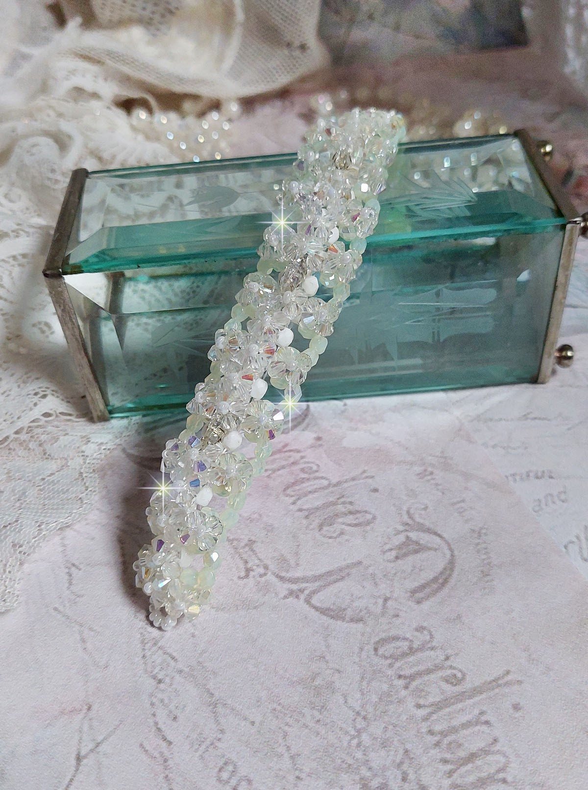 Pulseira de V&eacute;nus com giradores de cristal Swarovski e facetas de vidro bo&eacute;mio branco opaco