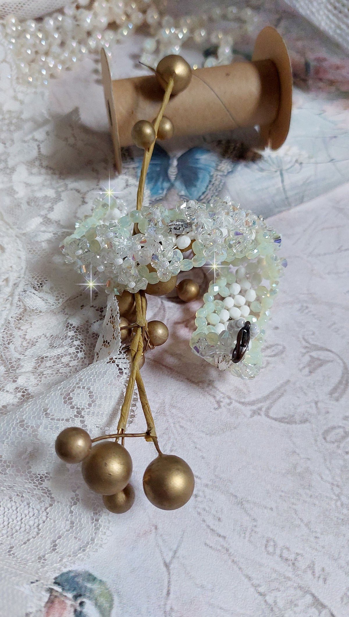 Pulseira de V&eacute;nus com giradores de cristal Swarovski e facetas de vidro bo&eacute;mio branco opaco