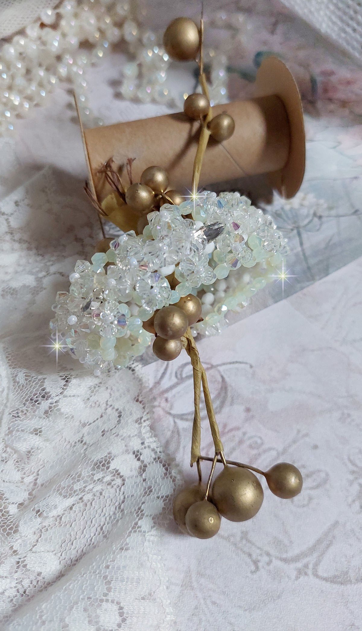 Pulseira de Vénus com giradores de cristal Swarovski e facetas de vidro boémio branco opaco