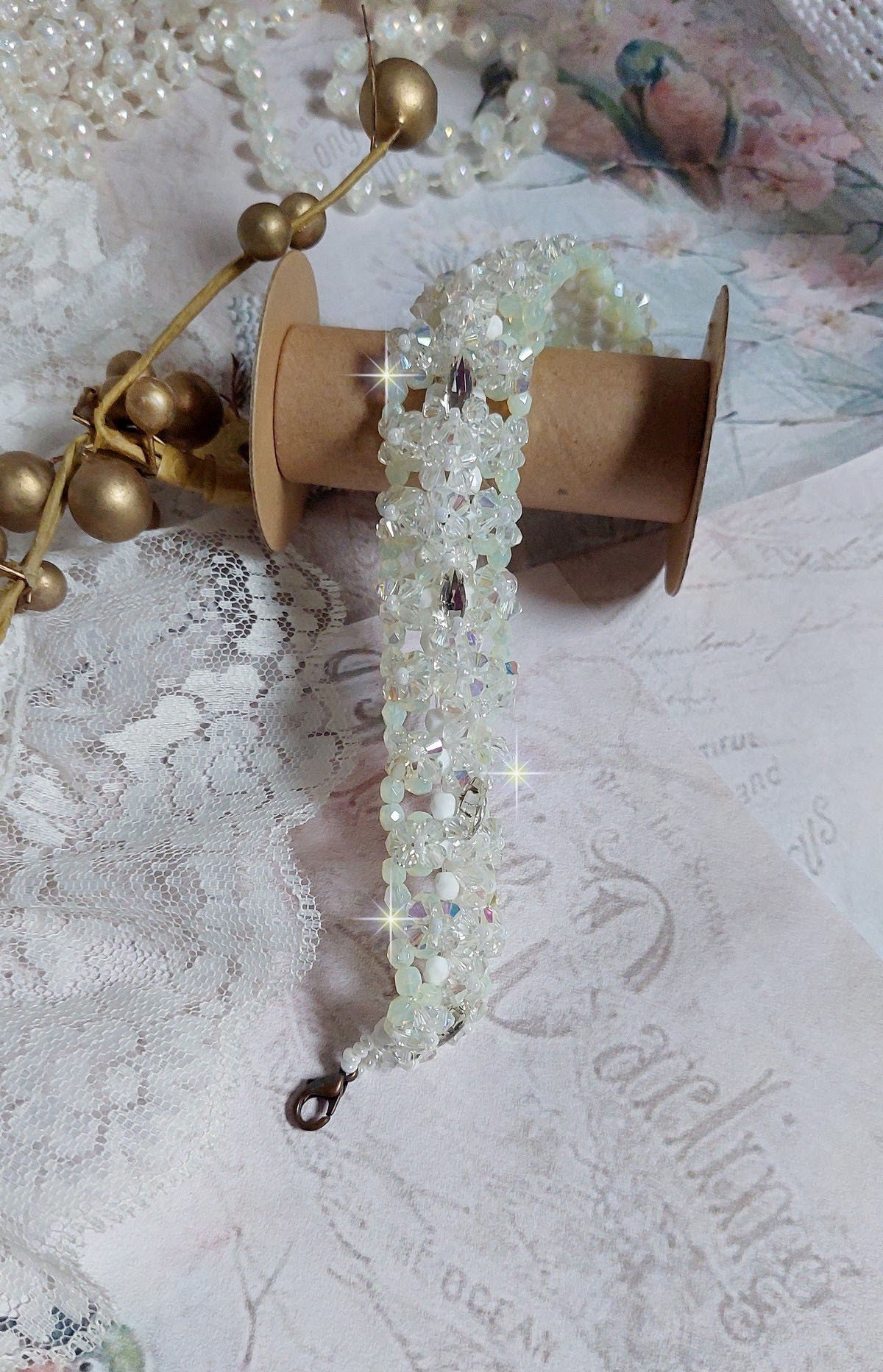 Pulseira de V&eacute;nus com giradores de cristal Swarovski e facetas de vidro bo&eacute;mio branco opaco