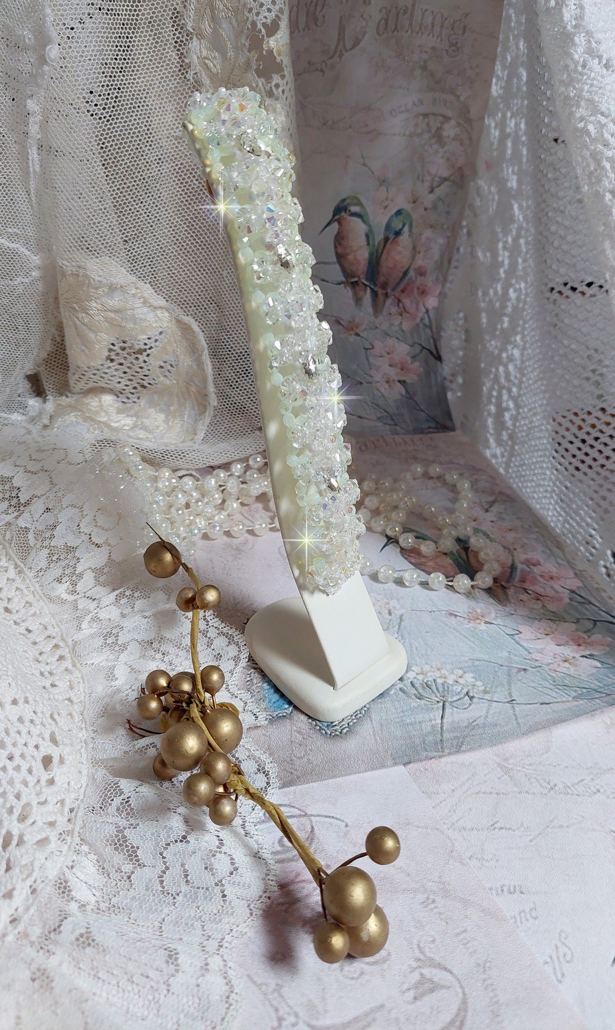 Pulseira de V&eacute;nus com giradores de cristal Swarovski e facetas de vidro bo&eacute;mio branco opaco