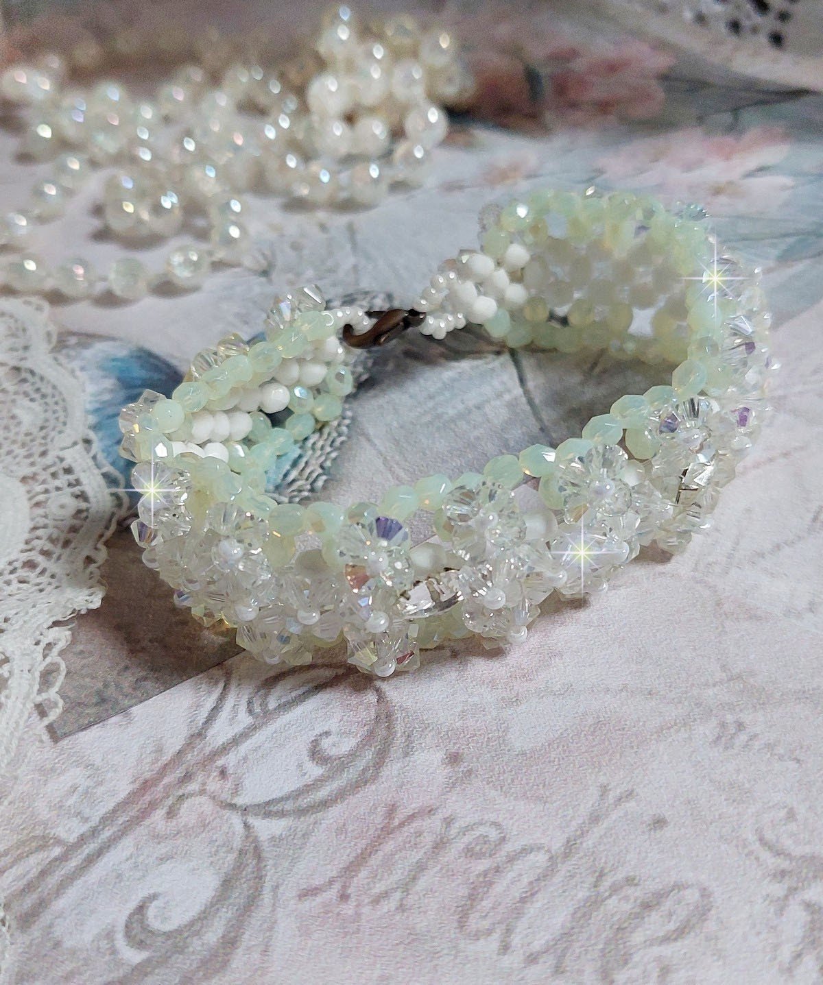 Pulseira de V&eacute;nus com giradores de cristal Swarovski e facetas de vidro bo&eacute;mio branco opaco