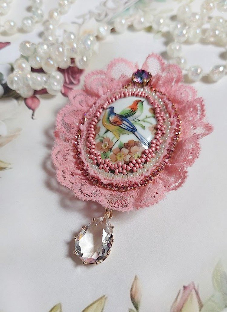 Broche Amour d’oiseaux brodée avec cabochon porcelaine de limoge, perle cristal, dentelle et pendentif cristal de verre