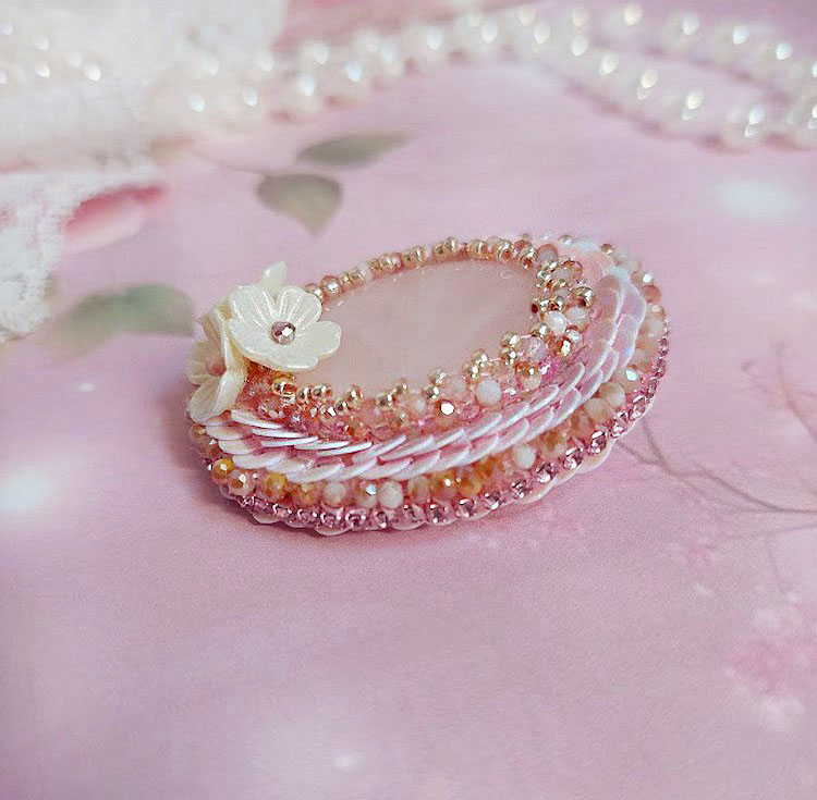 Positionnez à plat, cette broche vous donne un assemblage minutieux de sequins scintillants,
