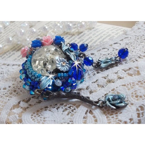 Broche Ang&eacute;line baroque tr&egrave;s ancienne relook&eacute;e sur une broderie avec un tr&egrave;s ancien cabochon en verre, des roses en r&eacute;sine et des rocailles