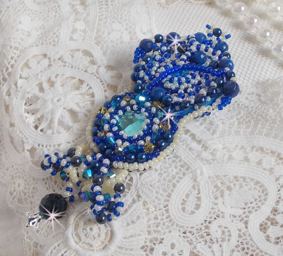 Pregadeira Blue Palace Haute-Couture bordada com cristais Swarovski, contas redondas de pérolas, facetas de vidro boémio e contas de sementes