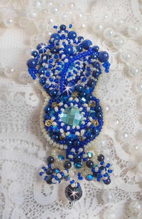 Pregadeira Blue Palace Haute-Couture bordada com cristais Swarovski, contas redondas de pérolas, facetas de vidro boémio e contas de sementes