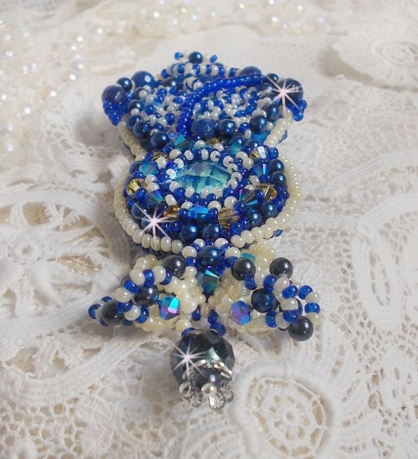 Pregadeira Blue Palace Haute-Couture bordada com cristais Swarovski, contas redondas de pérolas, facetas de vidro boémio e contas de sementes
