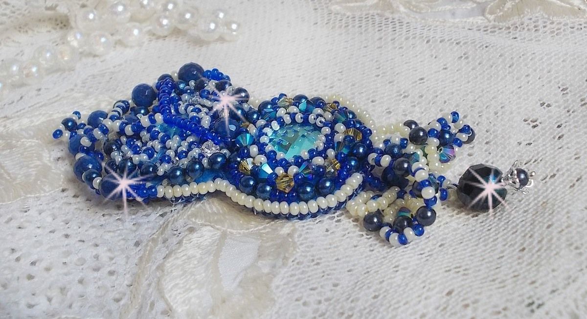 Pregadeira Blue Palace Haute-Couture bordada com cristais Swarovski, contas redondas de pérolas, facetas de vidro boémio e contas de sementes