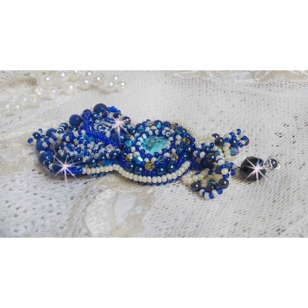 Pregadeira Blue Palace Haute-Couture bordada com cristais Swarovski, contas redondas de pérolas, facetas de vidro boémio e contas de sementes