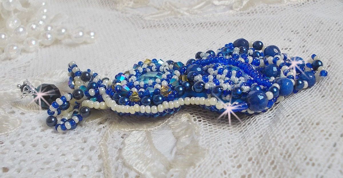 Pregadeira Blue Palace Haute-Couture bordada com cristais Swarovski, contas redondas de pérolas, facetas de vidro boémio e contas de sementes