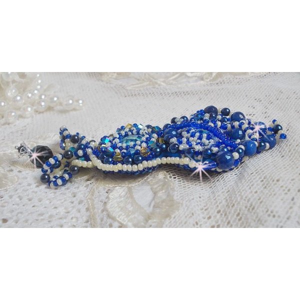 Pregadeira Blue Palace Haute-Couture bordada com cristais Swarovski, contas redondas de pérolas, facetas de vidro boémio e contas de sementes