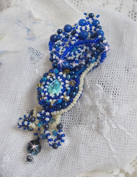 Pregadeira Blue Palace Haute-Couture bordada com cristais Swarovski, contas redondas de p&eacute;rolas, facetas de vidro bo&eacute;mio e contas de sementes