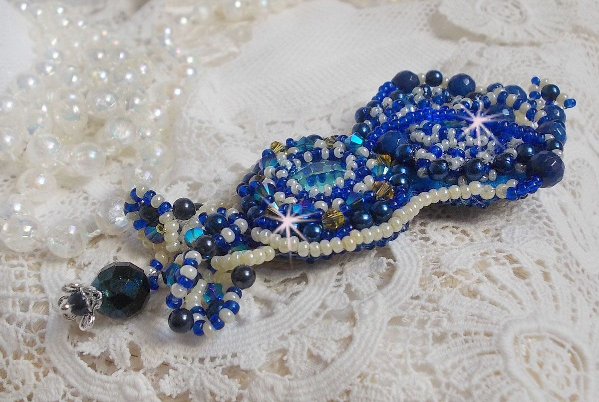 Pregadeira Blue Palace Haute-Couture bordada com cristais Swarovski, contas redondas de pérolas, facetas de vidro boémio e contas de sementes