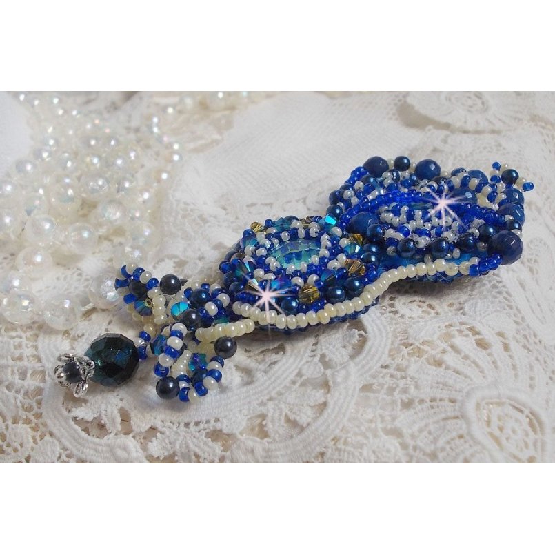 Pregadeira Blue Palace Haute-Couture bordada com cristais Swarovski, contas redondas de pérolas, facetas de vidro boémio e contas de sementes