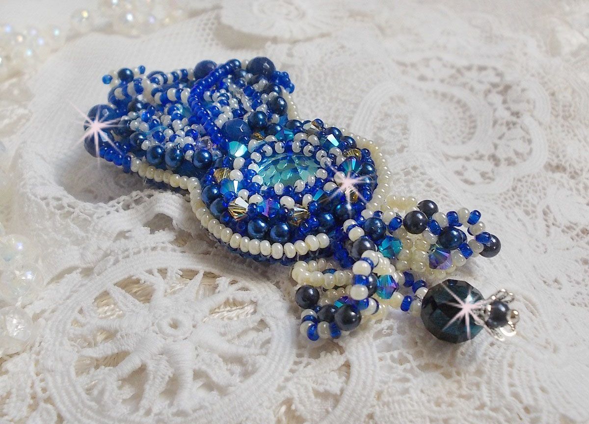Pregadeira Blue Palace Haute-Couture bordada com cristais Swarovski, contas redondas de pérolas, facetas de vidro boémio e contas de sementes