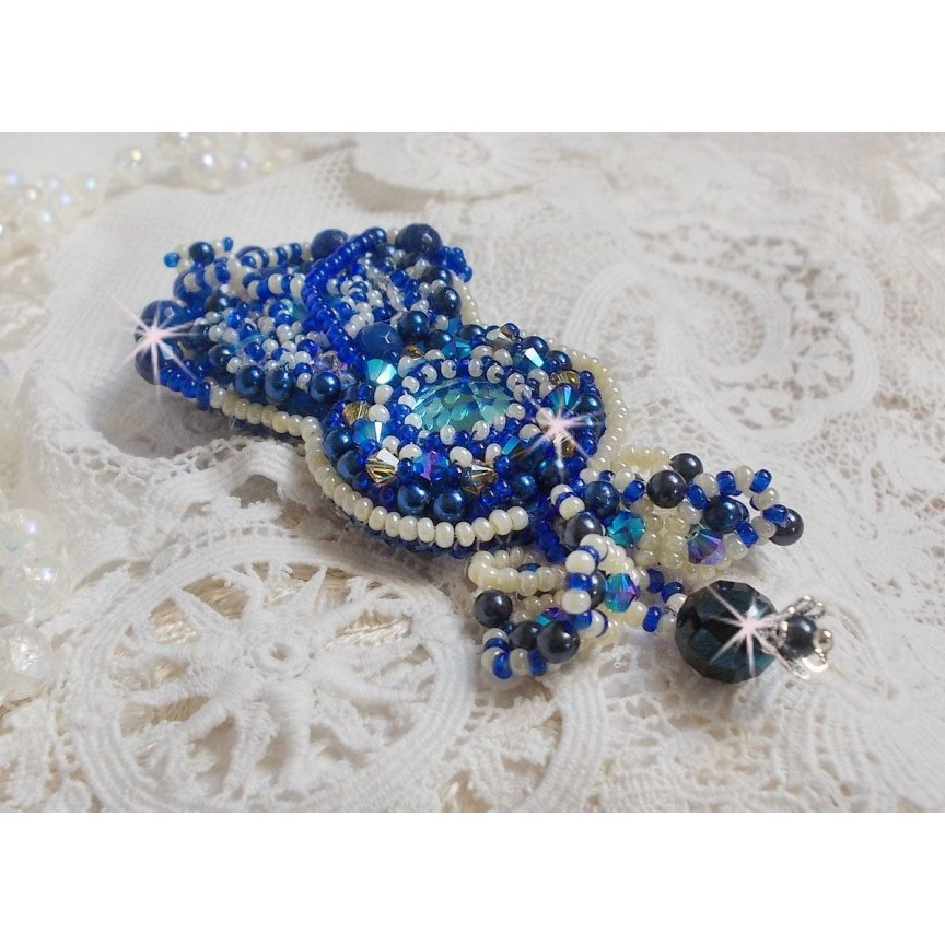 Pregadeira Blue Palace Haute-Couture bordada com cristais Swarovski, contas redondas de pérolas, facetas de vidro boémio e contas de sementes