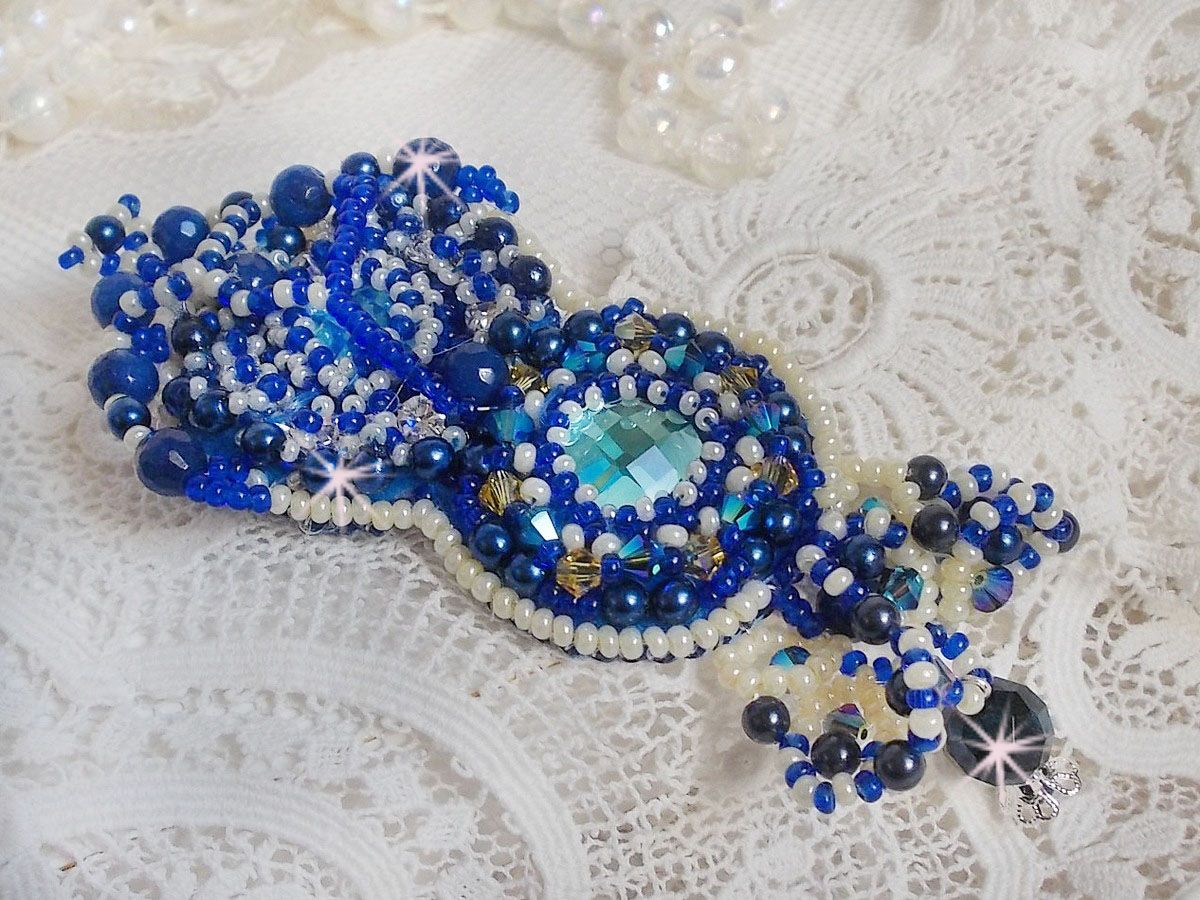 Pregadeira Blue Palace Haute-Couture bordada com cristais Swarovski, contas redondas de pérolas, facetas de vidro boémio e contas de sementes