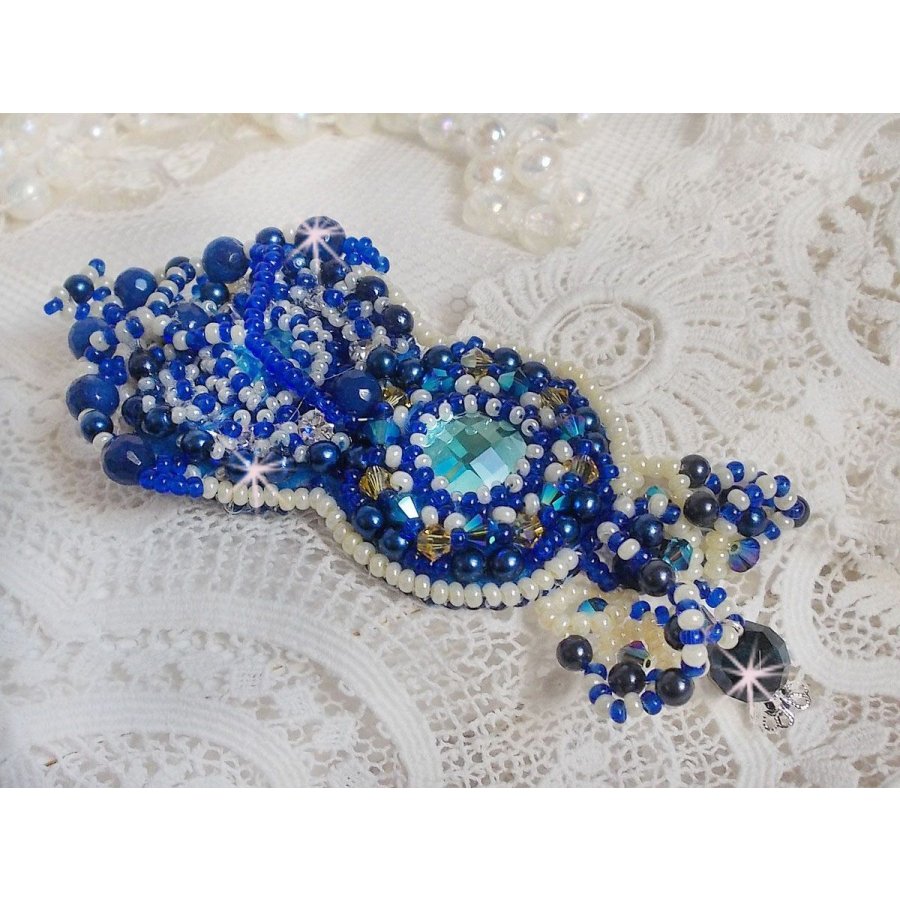 Pregadeira Blue Palace Haute-Couture bordada com cristais Swarovski, contas redondas de pérolas, facetas de vidro boémio e contas de sementes