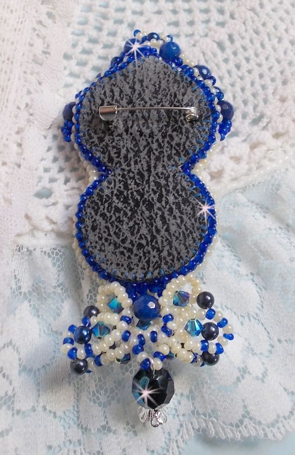 Pregadeira Blue Palace Haute-Couture bordada com cristais Swarovski, contas redondas de pérolas, facetas de vidro boémio e contas de sementes