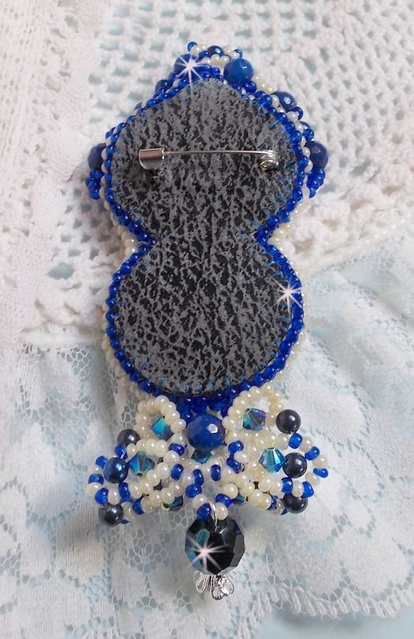 Pregadeira Blue Palace Haute-Couture bordada com cristais Swarovski, contas redondas de pérolas, facetas de vidro boémio e contas de sementes