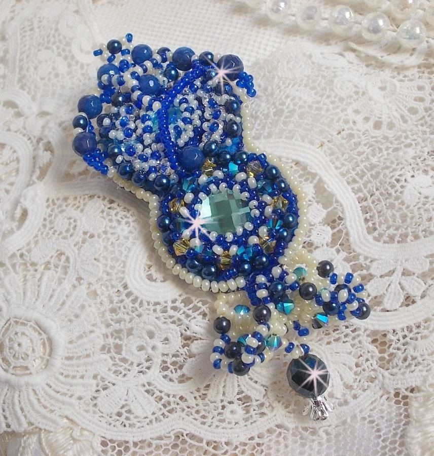 Pregadeira Blue Palace Haute-Couture bordada com cristais Swarovski, contas redondas de pérolas, facetas de vidro boémio e contas de sementes