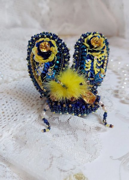 Broche Cara Royal Soleil, brod&eacute;e avec perles d&rsquo;eau douce, sequins, verre, strass et cristaux de swarovski