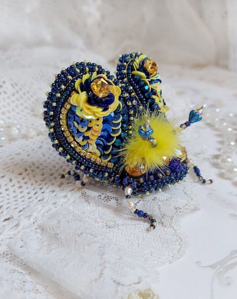 Broche Cara Royal Soleil, brod&eacute;e avec perles d&rsquo;eau douce, sequins, verre, strass et cristaux de swarovski