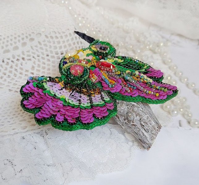 Broche Colibri Hibiscus brodée avec sequins, perles verres et perles Cristal Swarovski