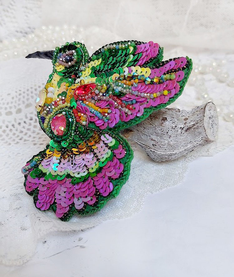 Broche Colibri Hibiscus brodée avec sequins, perles verres et perles Cristal Swarovski