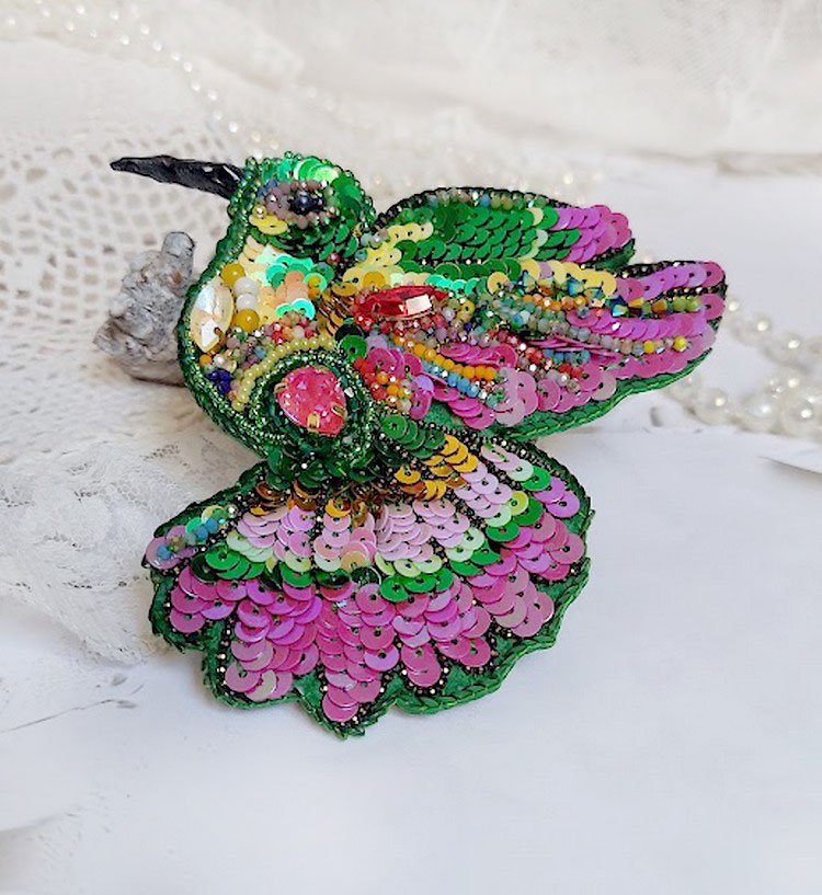 Broche Colibri Hibiscus brodée avec sequins, perles verres et perles Cristal Swarovski