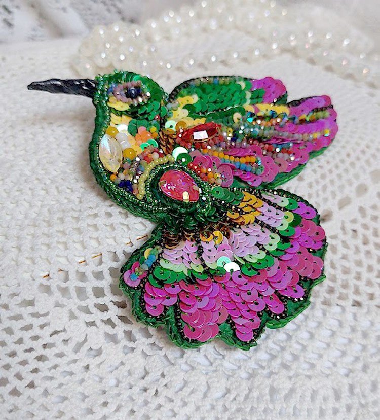 Broche Colibri Hibiscus brodée avec sequins, perles verres et perles Cristal Swarovski