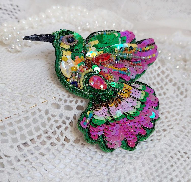 Broche Colibri Hibiscus brodée avec sequins, perles verres et perles Cristal Swarovski