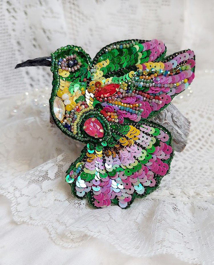Broche Colibri Hibiscus brodée avec sequins, perles verres et perles Cristal Swarovski