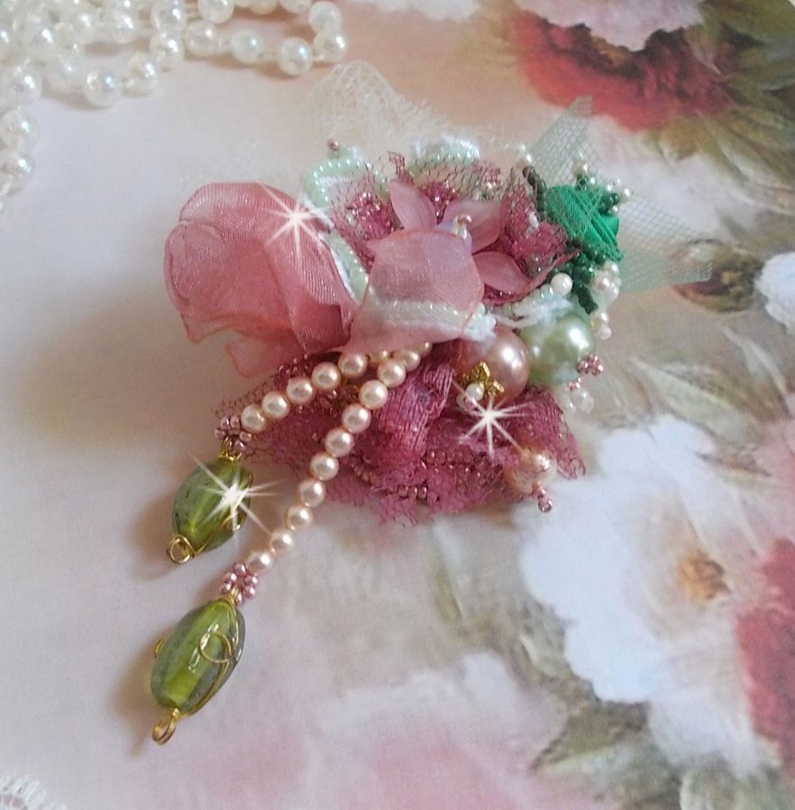Pregadeira em pó macio criada com renda, fita de organza, contas Swarovski, miçangas de vidro e contas de sementes 