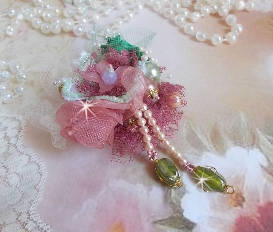 Pregadeira em pó macio criada com renda, fita de organza, contas Swarovski, miçangas de vidro e contas de sementes 