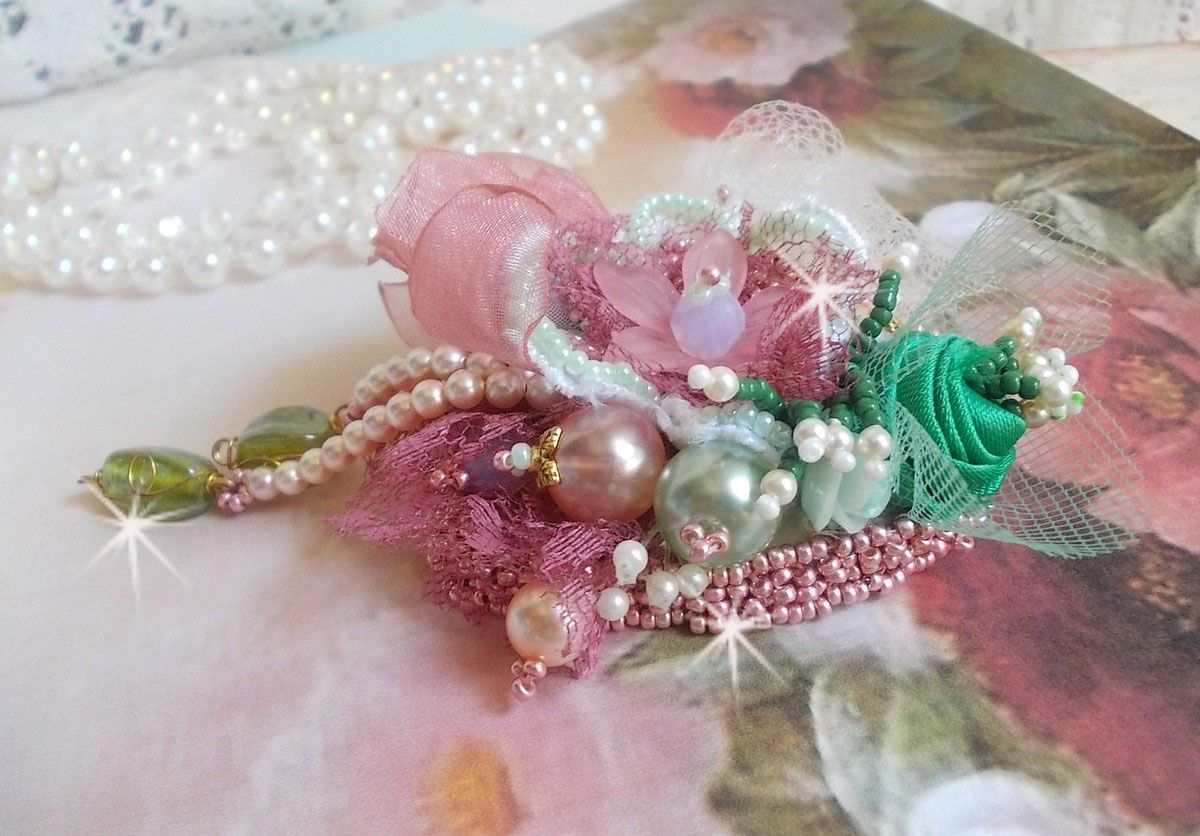 Pregadeira em pó macio criada com renda, fita de organza, contas Swarovski, miçangas de vidro e contas de sementes 