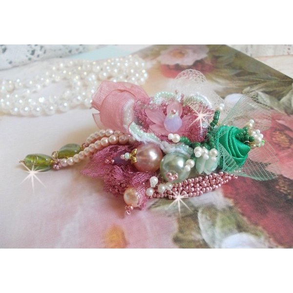 Pregadeira em p&oacute; macio criada com renda, fita de organza, contas Swarovski, mi&ccedil;angas de vidro e contas de sementes 