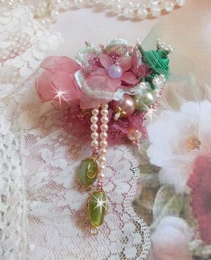 Pregadeira em pó macio criada com renda, fita de organza, contas Swarovski, miçangas de vidro e contas de sementes 