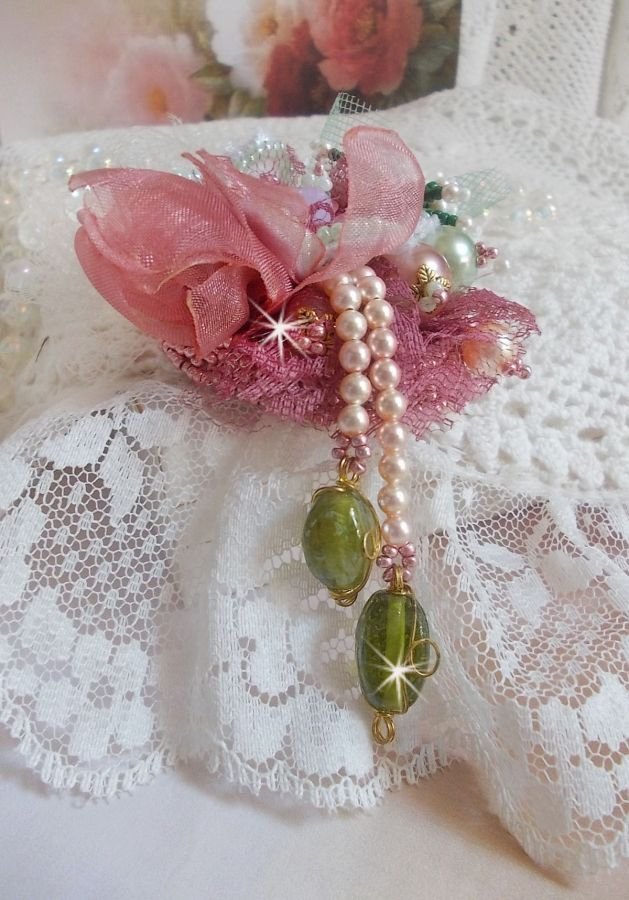 Pregadeira em pó macio criada com renda, fita de organza, contas Swarovski, miçangas de vidro e contas de sementes 