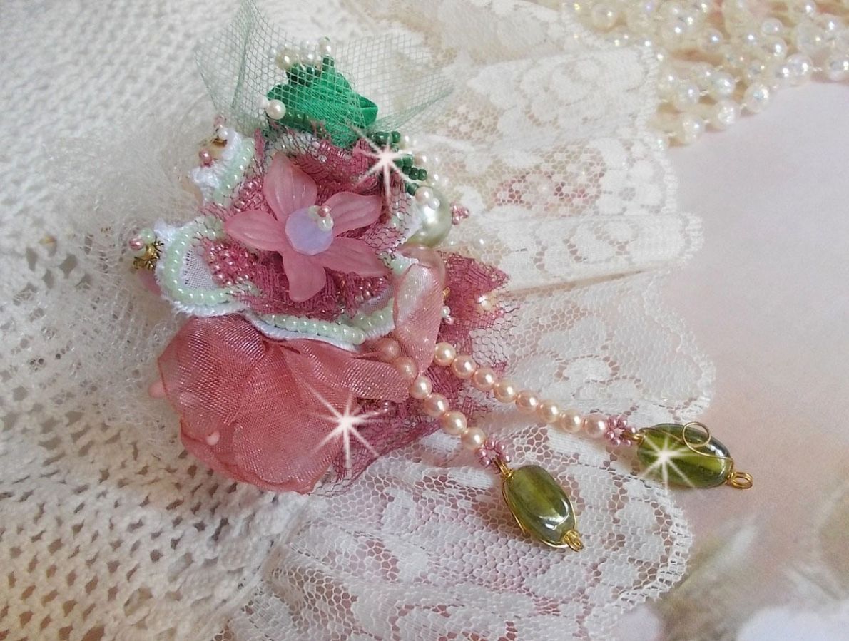 Pregadeira em pó macio criada com renda, fita de organza, contas Swarovski, miçangas de vidro e contas de sementes 