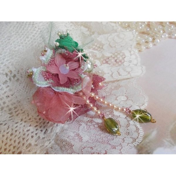 Pregadeira em p&oacute; macio criada com renda, fita de organza, contas Swarovski, mi&ccedil;angas de vidro e contas de sementes 